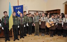 Фото 1: Львову урочисто передали Вифлеємський Вогонь Миру