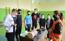 Фото 19: Учні 9-11 класів навчаються стрільбі та домедичної допомоги в інструкторів Нацгвардії
