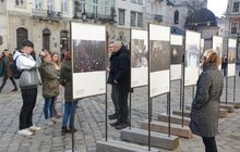 Фото 1: Біля ратуші представили тематичну виставку пам’яті Героїв Небесної Сотні