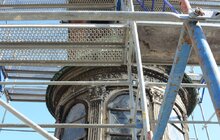 Фото 4: Реставратори досліджують скульптуру скорботного Христа на каплиці Боїмів