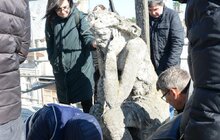 Фото 11: Реставратори досліджують скульптуру скорботного Христа на каплиці Боїмів