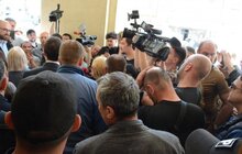 Фото 1: Невідомі особи виламали двері до міської ратуші та ввірвались всередину