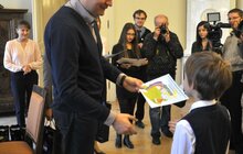 Фото 1: Міський голова нагородив переможців конкурсу дитячого малюнку «Купуй львівське»