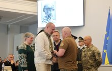 Фото 8: До Дня Конституції у Львові 35 військових посмертно нагородили «Почесним знаком святого Юрія» (фото)