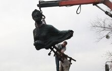 Фото 18: Скульптуру «Русалка Дністрова» демонтували і везуть до Львова