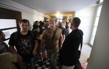 Фото 13: Невідомі особи виламали двері до міської ратуші та ввірвались всередину