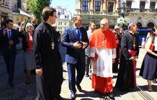 Фото 1: Державний Секретар Ватикану кардинал П’єтро Паролін поблагословив Львів