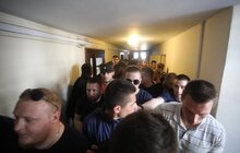 Фото 14: Невідомі особи виламали двері до міської ратуші та ввірвались всередину