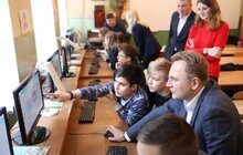 Фото 1: Мер Львова взяв участь у Годині коду — разом з учнями кодив гру