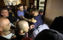 Фото 18: Невідомі особи виламали двері до міської ратуші та ввірвались всередину