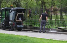 Фото 5: Площу перед ЛНУ та пам’ятник Іванові Франку чистять приладами високого тиску у межах загальноміської кампанії «З нами місто розквітає»