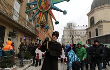Фото 17: Різдвяного Дідуха встановили у Львові в переддень Різдва