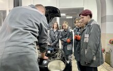 Фото 5: Хлопці вчаться робити манікюр, а дівчата – ремонтувати авто: як у львівських закладах профтехосвіти проводять уроки для школярів (відео)