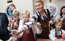 Фото 7: Мер Львова зі сім’єю долучився до майстер-класу з виготовлення свічки власноруч