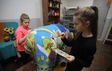 Фото 24: До Китайського нового року у Львові розмальовують 15 скульптур панд