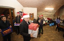 Фото 6: Мер Львова відвідав Фабрику св. Миколая і залишив подарунки дітям, а також попросив усіх зголошуватись бути помічниками св. Миколая