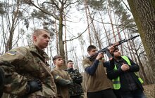 Фото 1: Біля знищеного музею Шухевича у Львові провели теренову гру