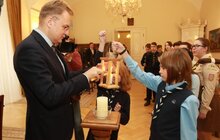 Фото 3: Пластуни та скаути передали мерії Вифлеємський вогонь миру