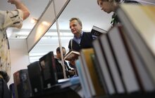 Фото 18: Мер Львова другий день поспіль відвідує книжковий форум та отримав чимало автографів авторів видань