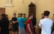 Фото 5: Молодики у футболках Національного корпусу ввірвались у мерію, пошкодили вхідні двері та меблі