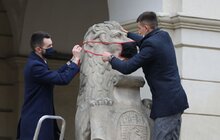Фото 1: У Львові відзначають День студента: левів біля Ратуші одягли у мантії