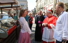 Фото 1: Кардинал Конрад Краєвський залишив запис у Книзі почесних гостей Львова