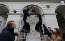 Фото 7: У Львові відзначають День студента: левів біля Ратуші одягли у мантії