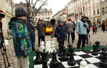 Фото 8: Стартувала вулична гра у шахи на головній площі міста