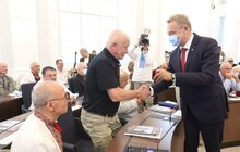 Фото 9: З нагоди Дня Державного Прапора депутати 1-го демократичного скликання отримали відзнаки від громади міста