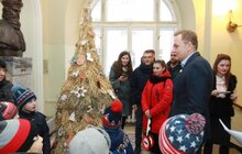 Фото 1: Діти передали міському голові Львова еко-ялинку