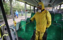Фото 3: Усі тролейбуси, які виїжджають на рейси, миють і дезінфікують двічі на день — зранку і ввечері