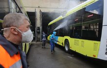 Фото 5: Усі тролейбуси, які виїжджають на рейси, миють і дезінфікують двічі на день — зранку і ввечері