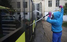 Фото 7: Усі тролейбуси, які виїжджають на рейси, миють і дезінфікують двічі на день — зранку і ввечері