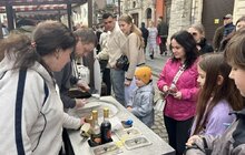 Фото 10: Шеврони, прикраси, делікатеси з м'яса та смажене морозиво: сьогодні у Львові стартував ветеранський ярмарок (відео)
