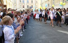 Фото 1: Львів’яни урочисто святкують закінчення навчального року у школах