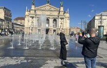 Фото 4: У Львові ввімкнули фонтан на центральній площі міста біля Оперного театру (відео)