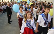 Фото 5: Львів’яни урочисто святкують закінчення навчального року у школах