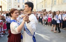 Фото 10: Львів’яни урочисто святкують закінчення навчального року у школах