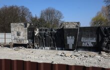 Фото 1: На Монументі Слави розпочали демонтовувати барельєфи