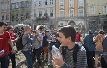 Фото 1: Сьогодні на площі Ринок у Львові влаштували «Поливаний понеділок»