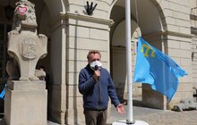 Фото 1: Львів вшановує 76-ту річницю депортації кримських татар: на флагштоці біля Ратуші підняли прапор