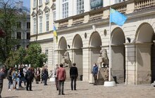 Фото 7: Львів вшановує 76-ту річницю депортації кримських татар: на флагштоці біля Ратуші підняли прапор