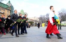 Фото 1: До 203-ї річниці від дня народження Тараса Шевченка у Львові в небо запустили повітряні кульки з віршами Кобзаря