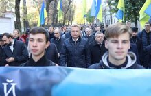 Фото 3: Найбільшого лева Львова одягнули у національний стяг, а студенти пройшли ходою до Янівського кладовища — Львів відзначає 101-шу річницю створення ЗУНР