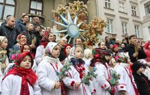 Фото 13: В переддень Різдва у Львові встановили Різдвяного Дідуха
