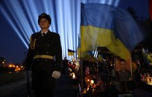 Фото 20: У Львові в пам’ять про українських Героїв у небо запустили символічні світлові промені