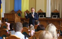 Фото 3: Мер Львова вручив ордери на квартири 45 сім’ям
