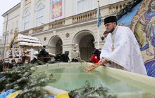 Фото 7: У Львові на пл. Ринок освятили воду, тож львів'яни упродовж дня можуть прийти і набрати її