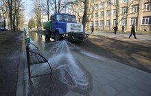 Фото 1: Комунальні служби продовжують дезінфікувати місто: миють вулиці, тротуари, зупинки транспорту, сходові клітки будинків