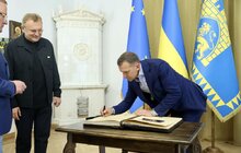 Фото 5: Вперше в історії: до Львова привезли всі три «Золоті мʼячі», які здобували українські футболісти (відео)